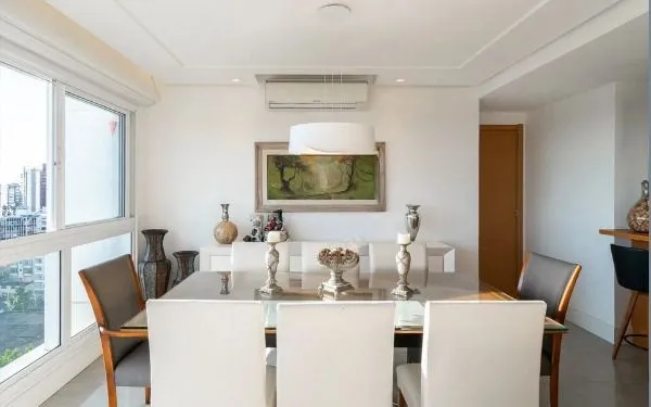 Imagem Vende-se amplo apartamento com 3 suítes, 126m² e 2 vagas - Petrópolis