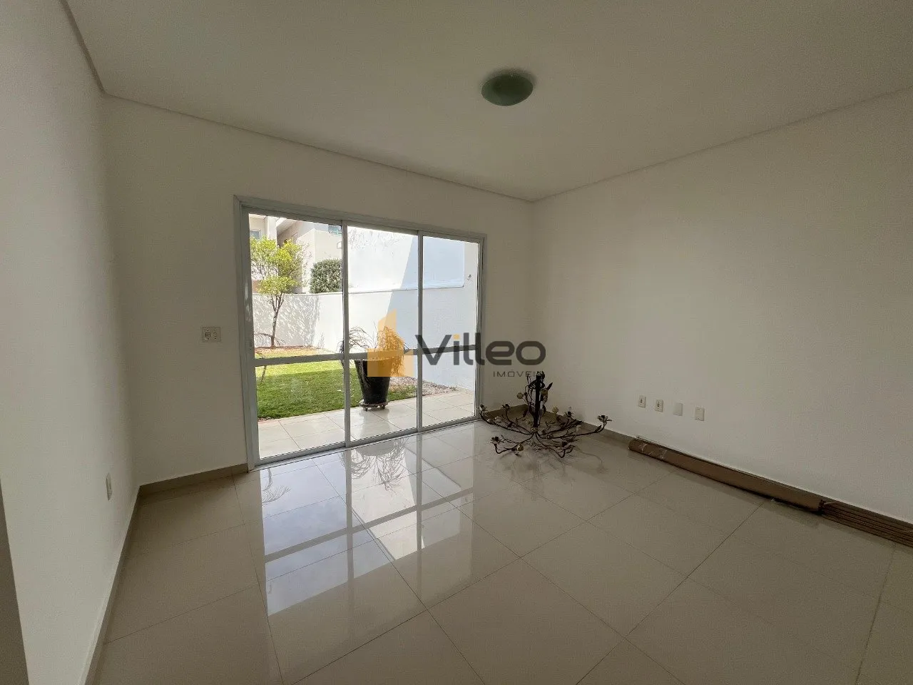 Imagem Descubra esta magnífica residência localizada no exclusivo condomínio do charmoso bairro Chácara...