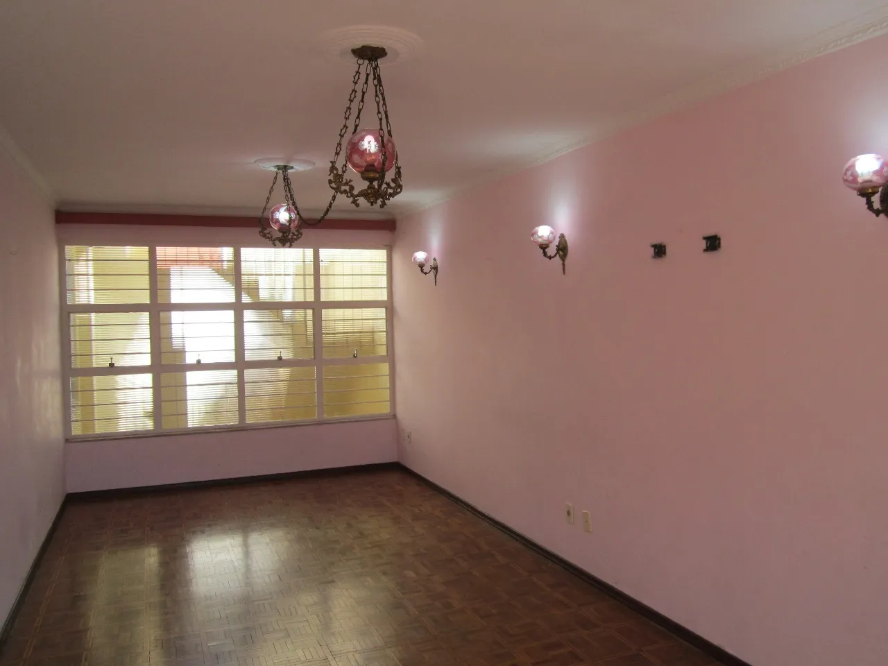 Imagem Casa comercial de luxo para locação na Vila Augusta, Sorocaba-SP: 6 quartos, 4 suítes, 2 salas, 5 banheiros, 2 vagas de garagem.