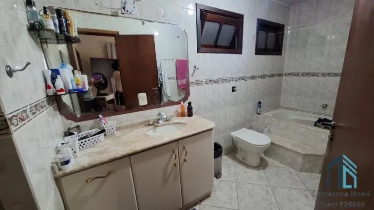 Imagem Sobrado 04 quartos c/ suíte de esquina três pavimentos, ótima localização região tranquila no Hauer, Curitiba. PR