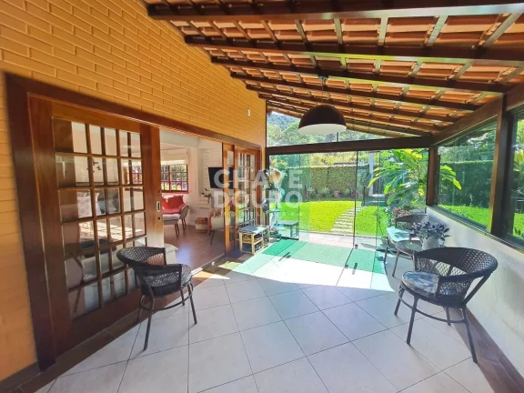 Imagem Casa linear reformada de 3 quartos (sendo 2 suítes) e área gourmet para venda em Teresópolis.