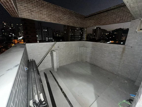 Imagem Apresentamos uma casa extraordinária, com 5 pavimentos e elevador, 3 suítes e uma master , toda climatizada, projetada com refinados toques de arquitetura e design de interiores assinados por Verônica Theodorico. Esta residência nova oferece um estilo de 
