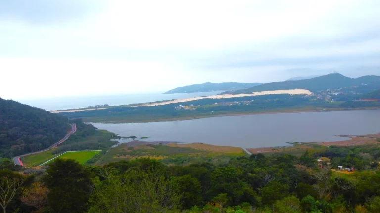 Imagem Terreno à venda em Garopaba-SC, bairro Macacu, 46.578,61m², com vista para Lagoa e Mar!