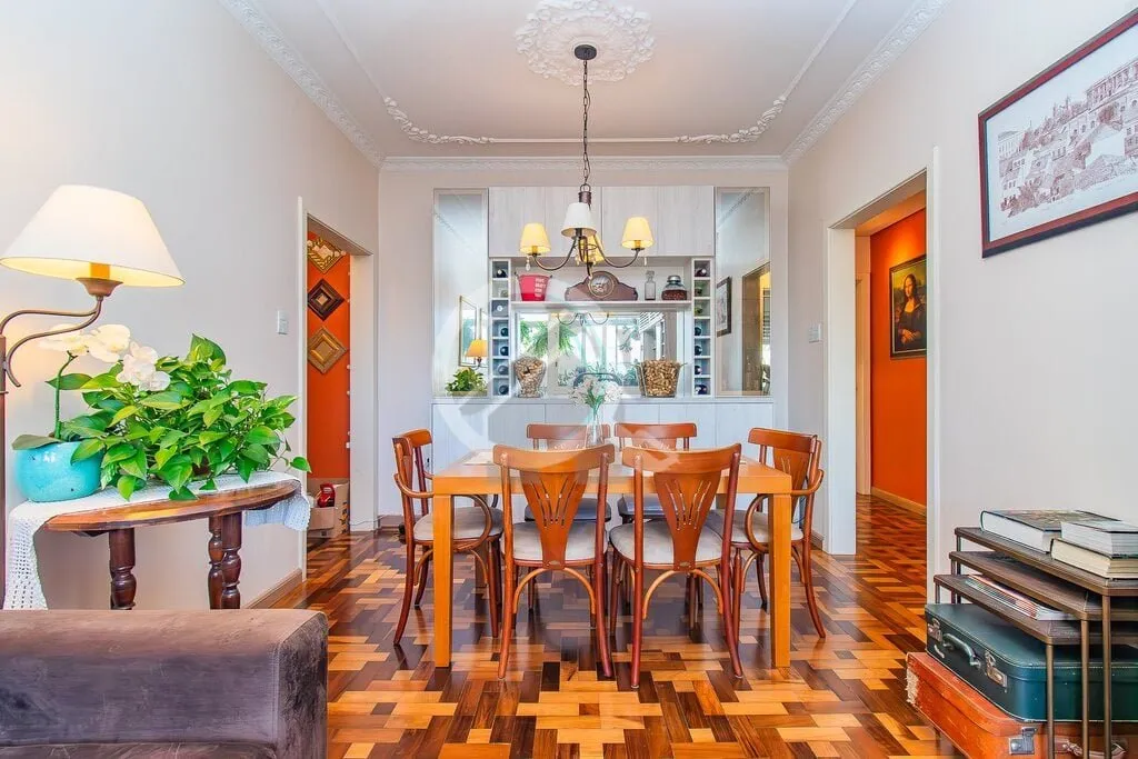 Imagem Amplo apartamento de 3 Dormitórios semi-mobiliado, amplo living com armário, varanda, cozinha indi...