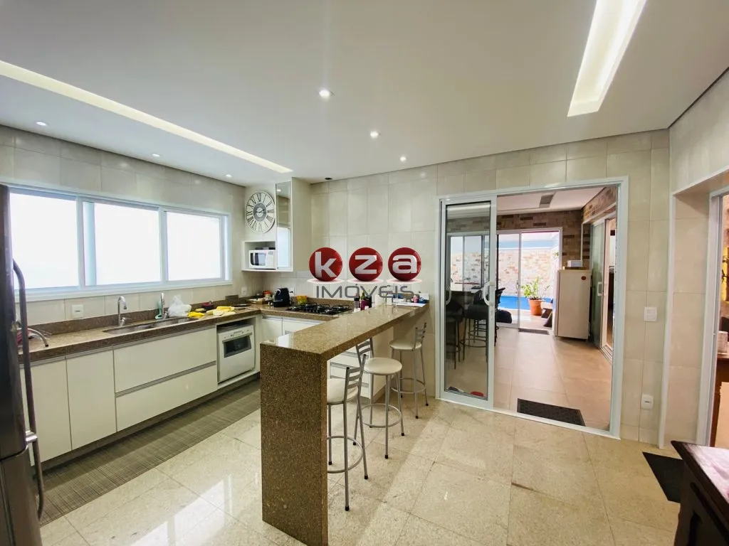 Imagem Luxuosa casa em condomínio à venda em Valinhos-SP, no Condomínio Canto Del Bosco: 3 quartos, 3 suítes, 3 salas, 4 vagas de garagem, 367m².