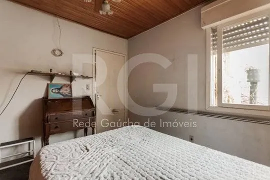 Imagem Casa composta por seis(6) dormitórios, no bairro Passo da Areia em Porto Alegre/RS.
