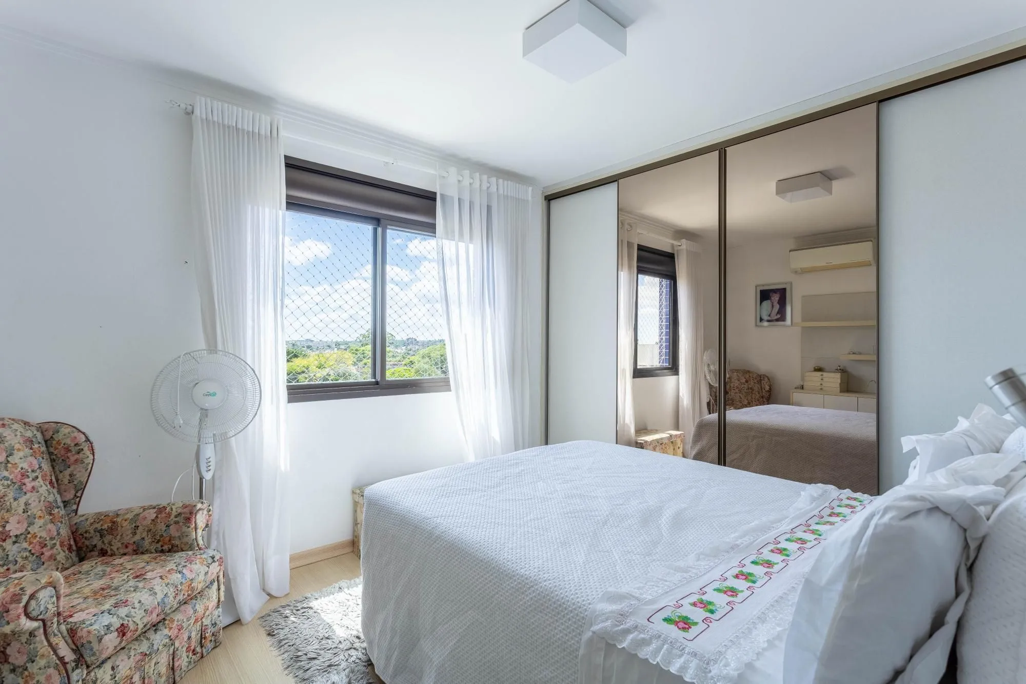 Imagem Apartamento à Venda com 2 Dormitórios (1 Suíte) e 2 Vagas Cobertas - Vila Ipiranga, Porto Alegre/RS