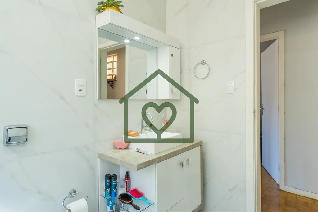 Imagem Amplo e confortável apartamento, reformado, com 3 dormitórios, 1 suíte e 114m²! Sala com living ...