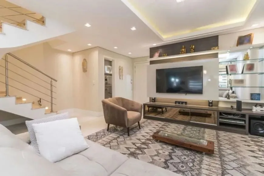Imagem Casa Seminova 3 Dorm com Pátio e 4 Vagas no Jardim Planalto
