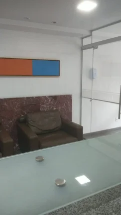 Imagem Sala novinha com vaga de garagem livre e coberta.