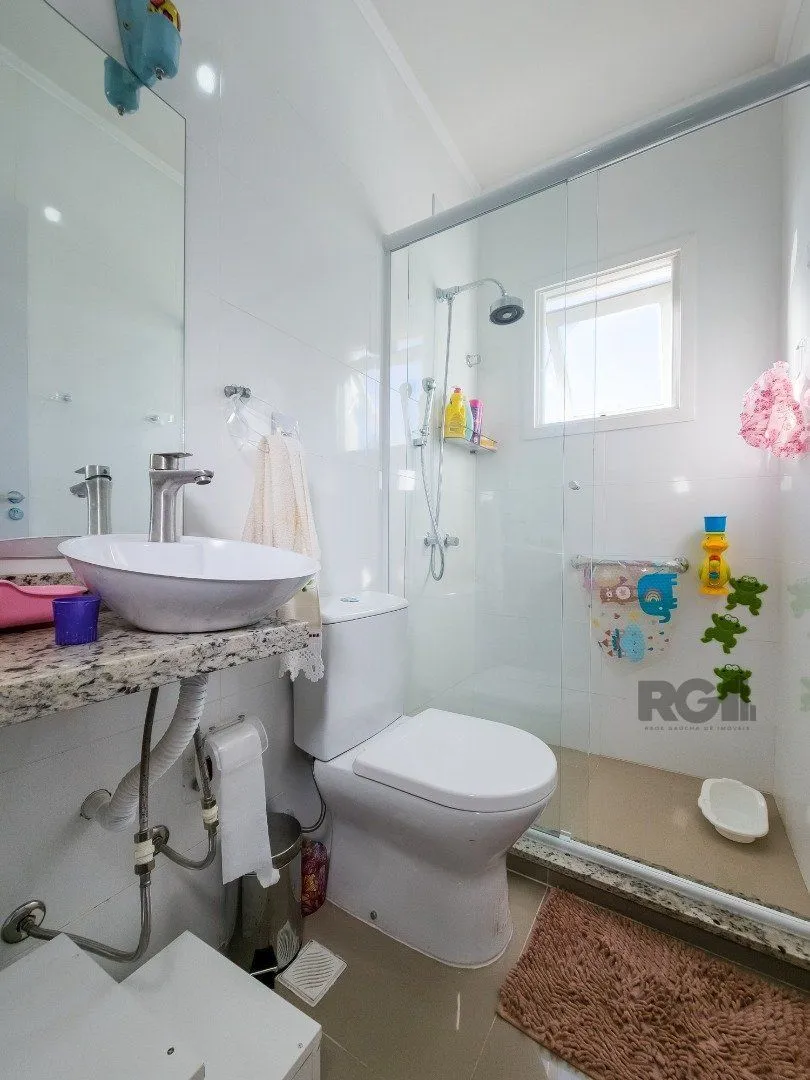 Imagem Living em dois ambientes com cozinha americana, lavabo, pátio, lavanderia. o3 dormitórios sendo 01 suíte, banheiro social e sótão. Duas vagas de garagem.