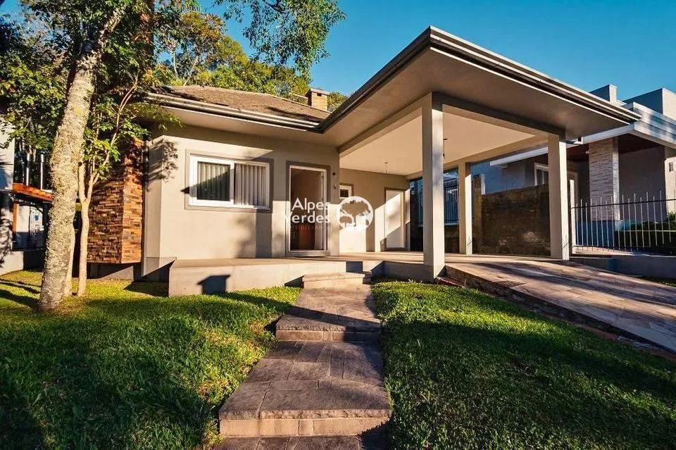 Imagem Vende-se Casa com 3 dormitorios no centro de Gramado 5 minutos da Rua Coberta