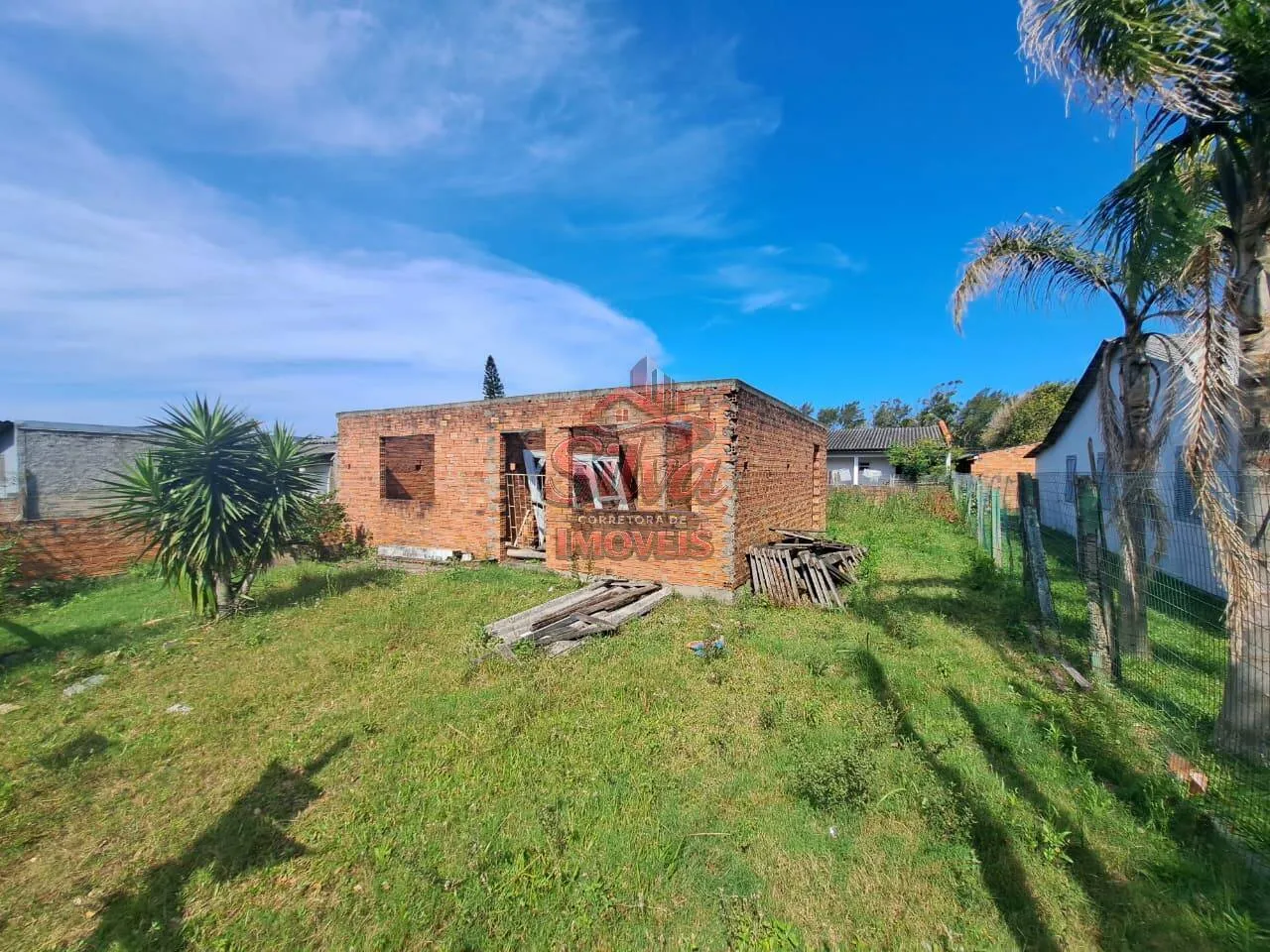 Imagem Terreno 300m² cercado com construção em Mariluz B