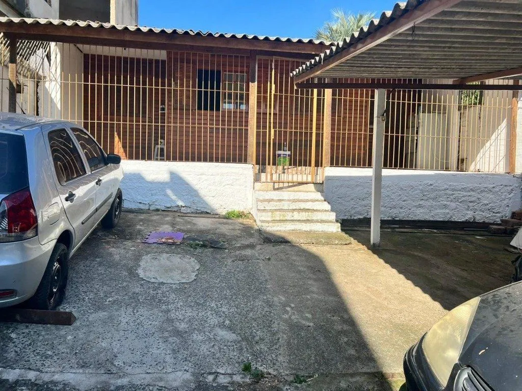 Imagem Terreno de 392m² com casa mista de 82m²