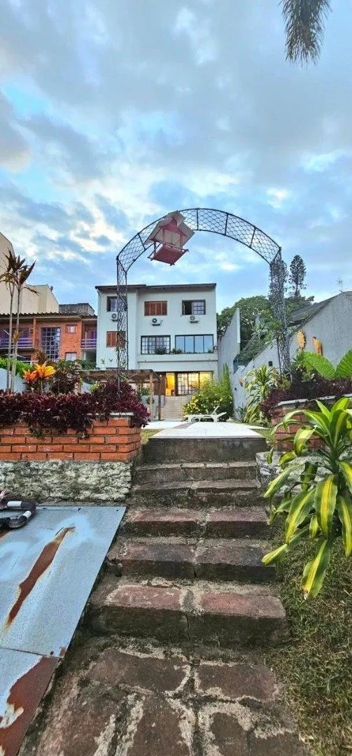 Imagem Casa para Venda - 350m², 5 dormitórios, sendo 1 suite, 6vagas - Cristal