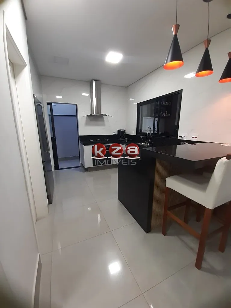 Imagem Casa de alto padrão em condomínio: 3 quartos, 3 suítes, 2 salas, 5 banheiros, 4 vagas, 200m² - Residencial Real Parque, Sumaré-SP.