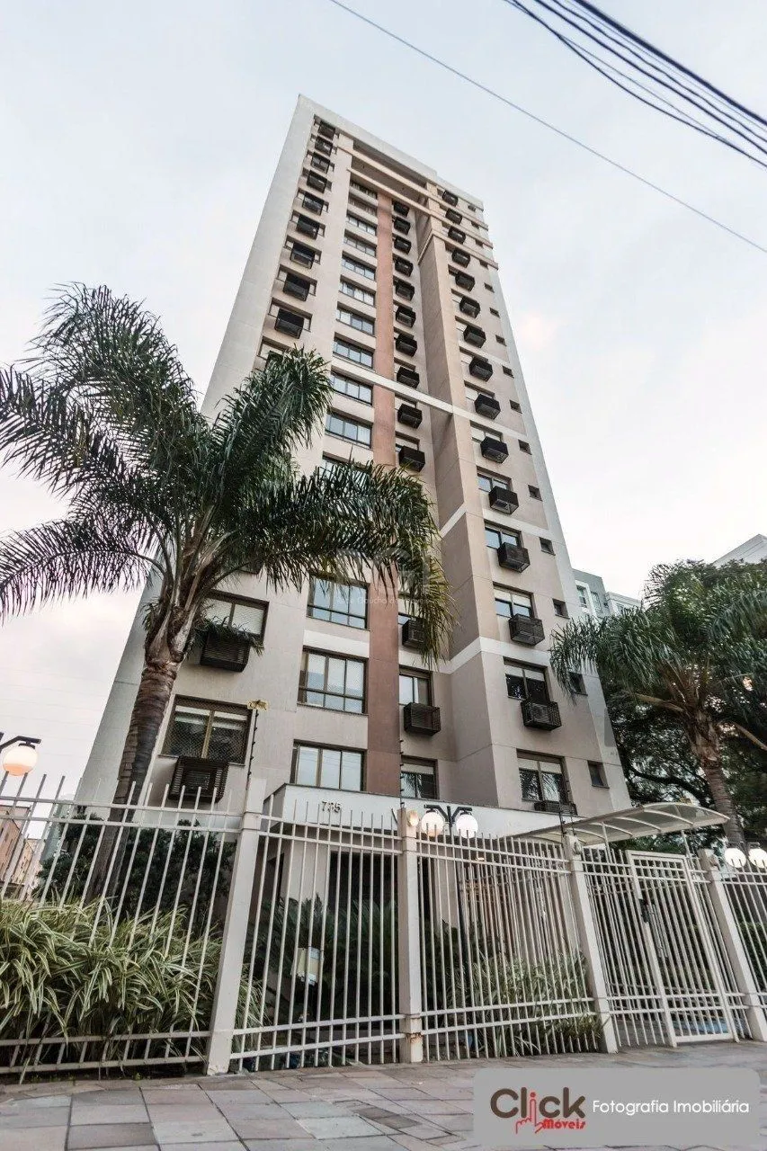Vende apartamento desocupado, andar alto, mobiliado, living de dois ambientes, no Passo da Areia - Porto Alegre