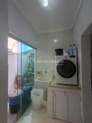 Imagem Este lindo imóvel conta com 3 dormitórios, sendo 1 suíte, todos equipados com ar-condicionado, as...
