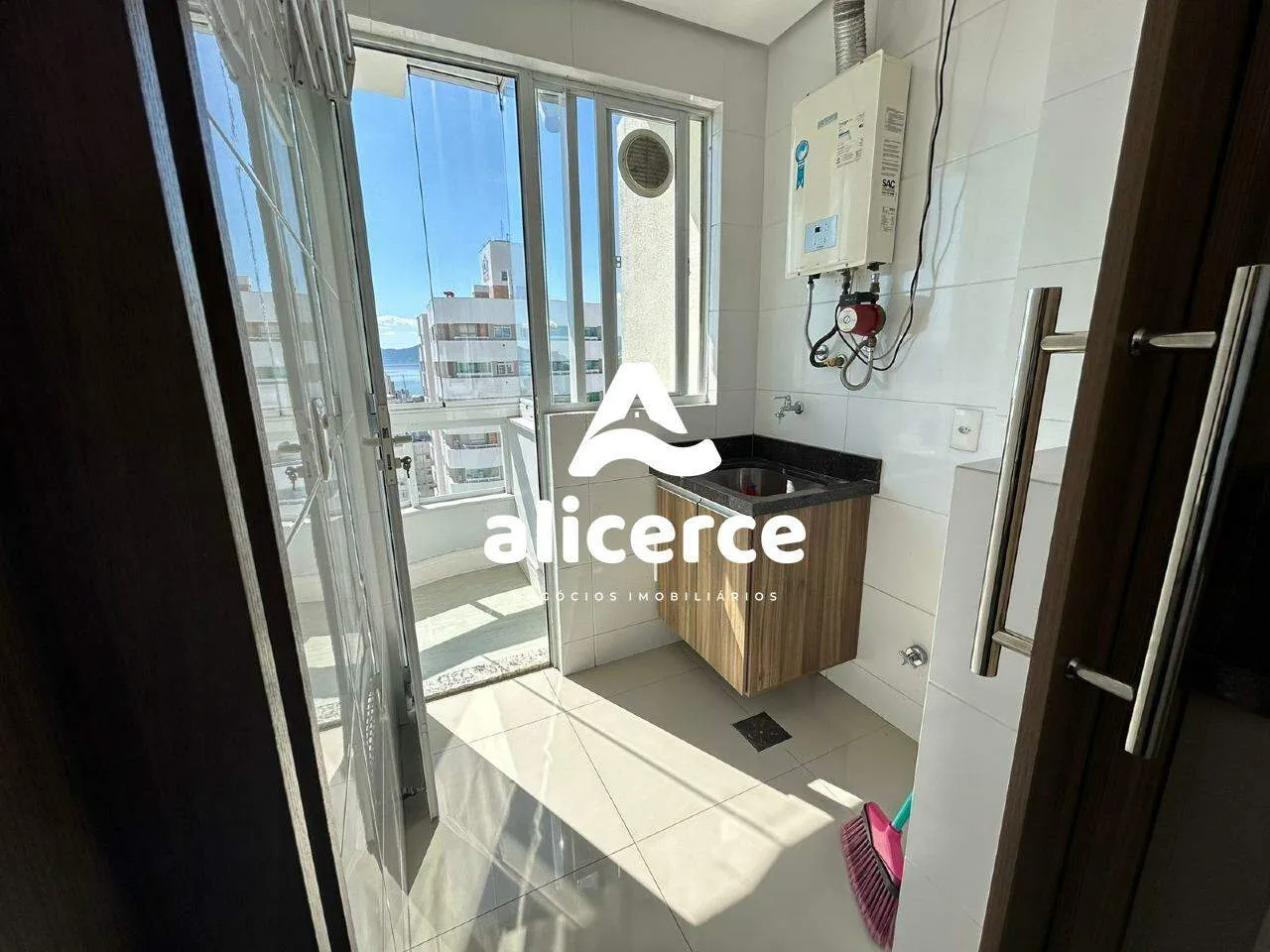 Imagem Apartamento Duplex à venda com 129m² l 3 quartos l 3 suítes l Vista Mar l Estreito - Florianópolis/SC