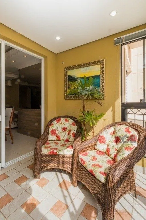 Imagem Apartamento 95m² - semi mobiliado, 3 dormitórios, 1 suíte e 2 vagas no bairro Passo da Areia
