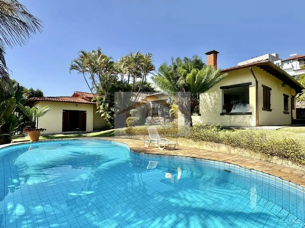 Imagem Rústica, TÉRREA em 4 lotes (1.880m²), 5 dormitórios / 3 suítes, piscina!