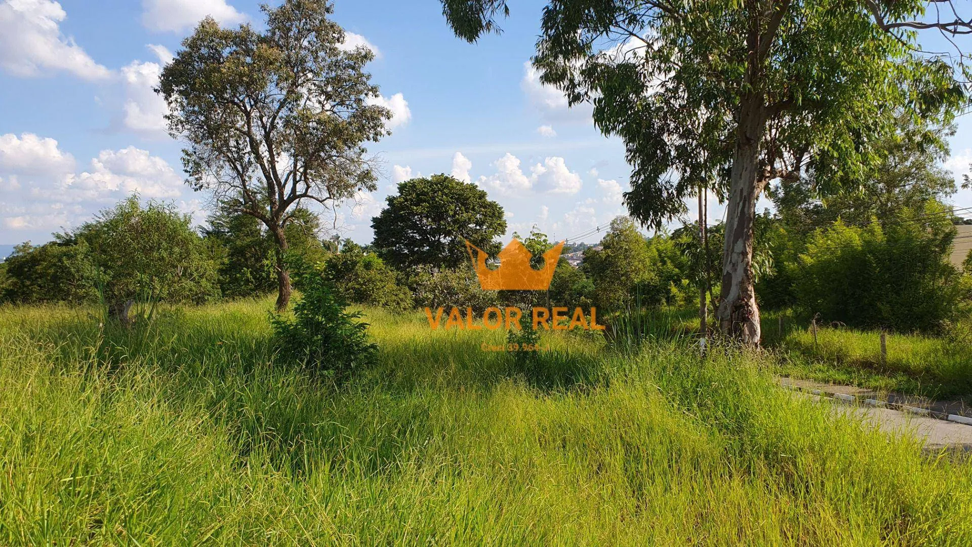 Imagem Área Residencial com 28.800.00 m2 de frente para Avenida asfaltada em Vinhedo, R$ 2.990 mil.