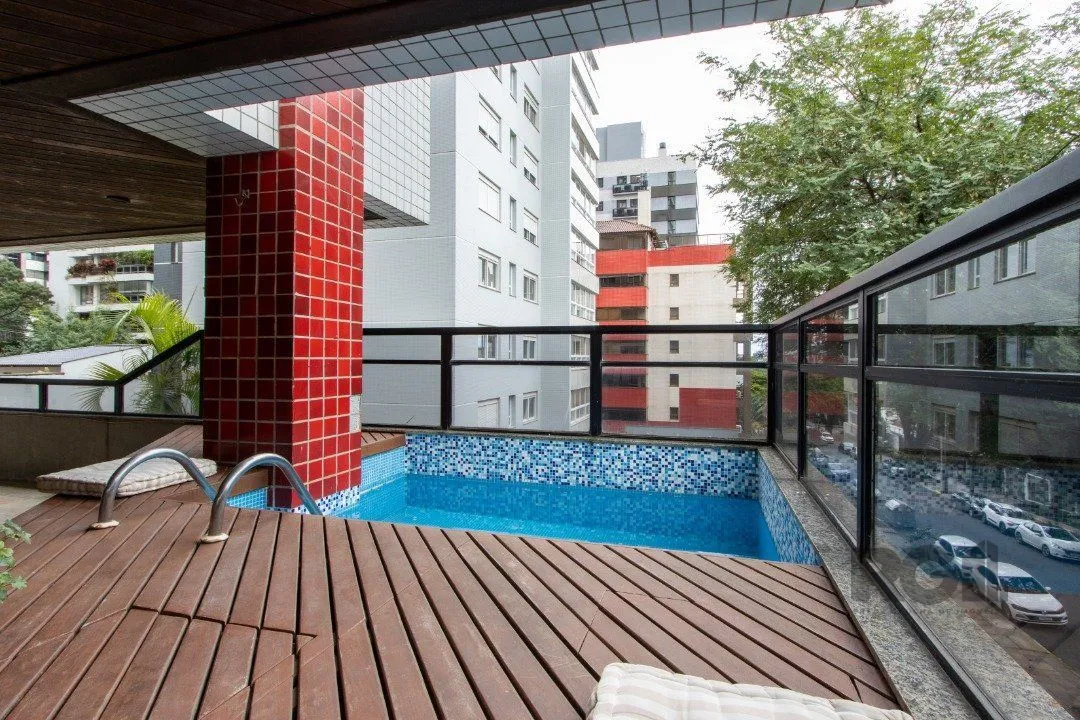 Imagem Apartamento com piscina na sacada e 3 vagas individuais.