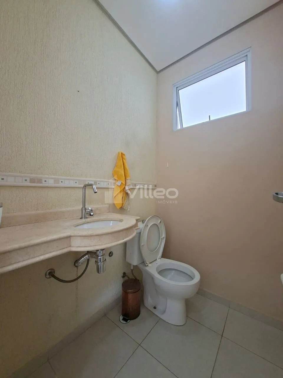 Imagem Venha conhecer e se encantar por essa confortável casa num dos condomínios mais tradicionais de So...