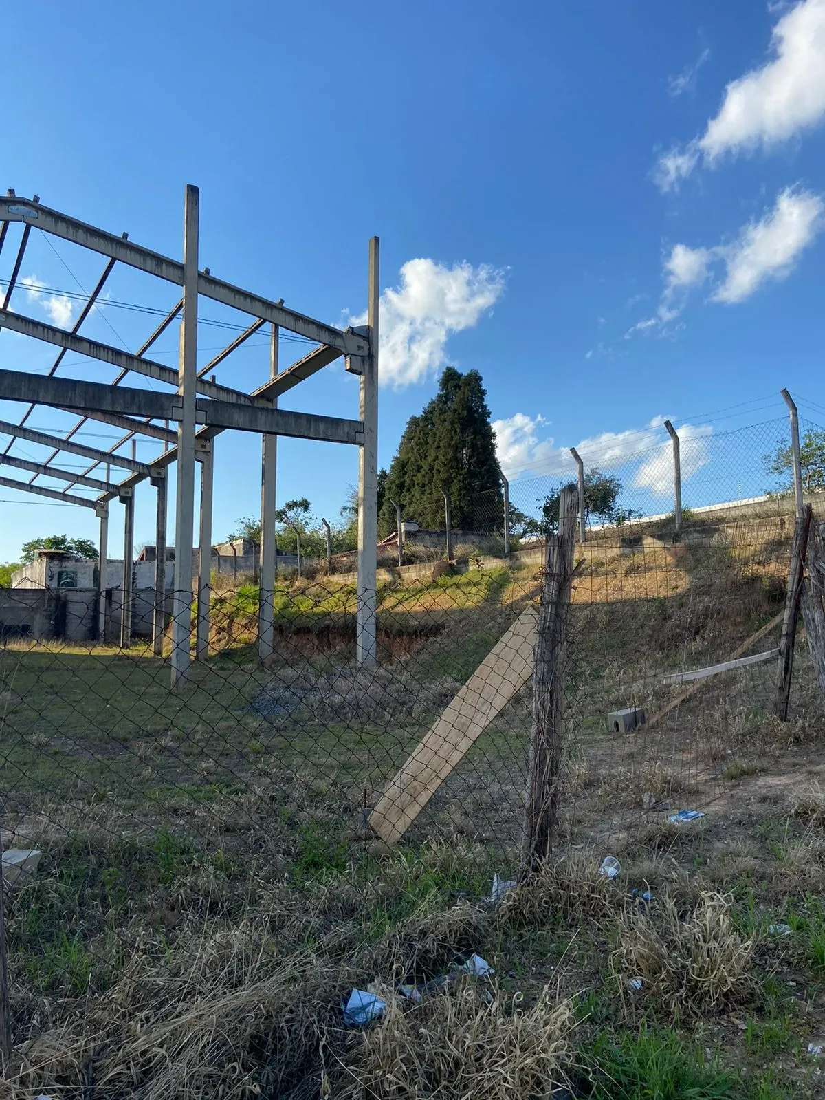 Imagem Vendo Terreno de 835 m2 com Pré moldado para barracão de 420m2 e 7m de pé direito.