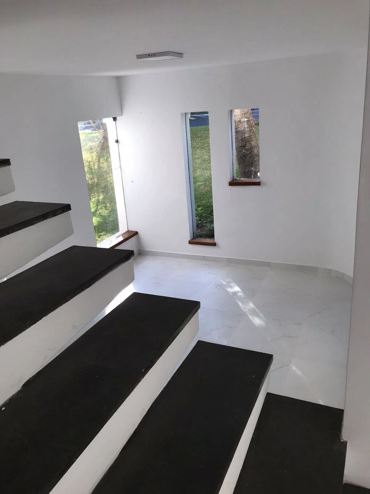 Imagem Casa Arejada em Alphaville Residencial Dois - 4 Quartos, 2 Suítes, Área de Lazer Completa e 4 Vagas