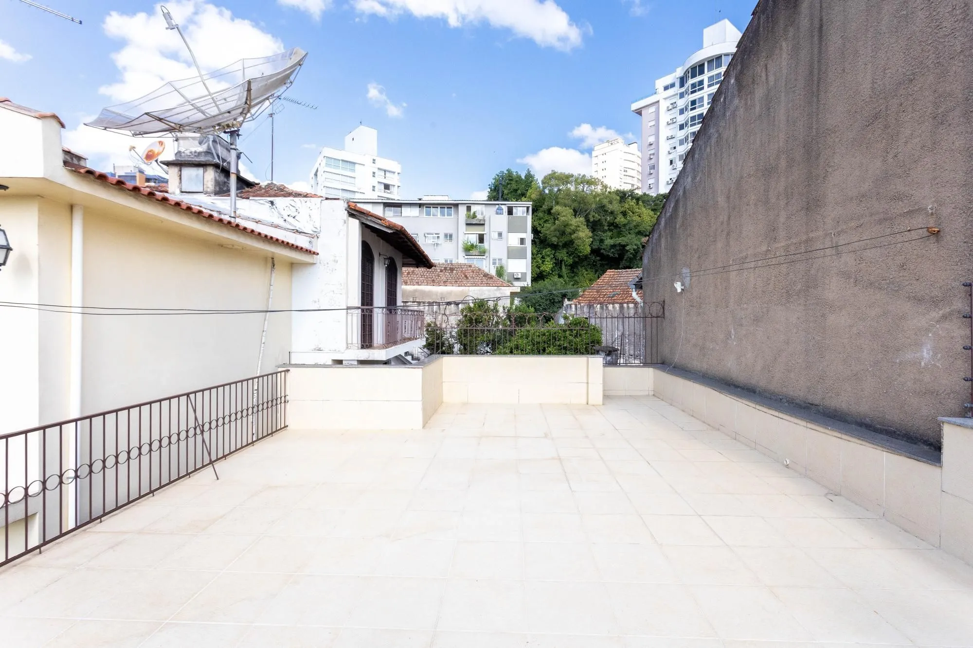 Imagem CASA SOBRADO 3 DORMITÓRIOS 1 SUITE 3 VAGAS NO BAIRRO HIGIENÓPOLIS EM PORTO ALEGRE