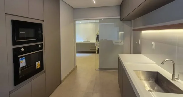 Imagem ÁTIMA ÁREA PRIVATIVA, REFORMADA COM 04 QUARTOS, 04 VAGAS NO SANTO ANTÔNIO!!