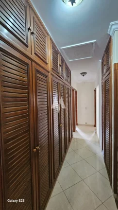 Imagem Casa com 4 dormitórios + 1 suíte + edícula em Ponta da Praia, Santos/SP