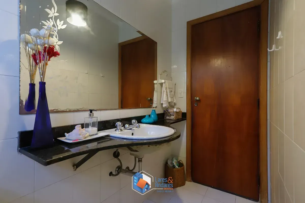 Imagem Sobrado para venda em Chácara Inglesa com 3 quartos, sendo 2 suítes, 304m²