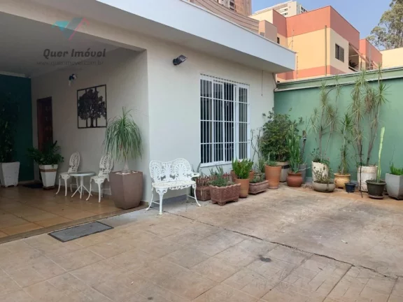 Imagem Casa à venda na Rua Chile, Jardim Irajá, Zona Sul de Ribeirão Preto-SP 3 quartos, 1 suíte, 3 salas, 3 banheiros, 4 vagas 240m² Permuta Quer Imóvel Negócios Imobiliários.