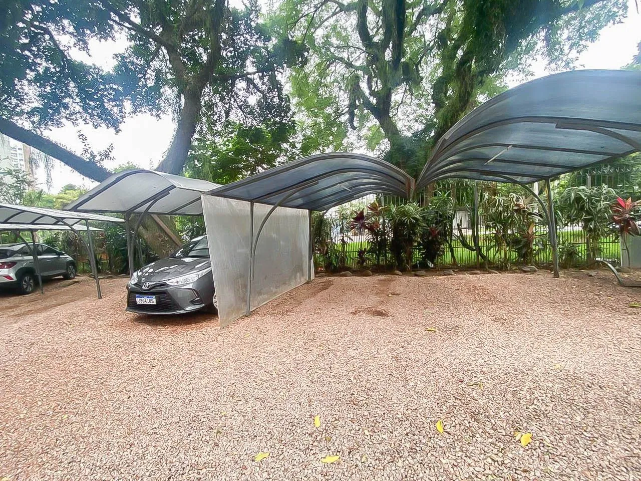 Imagem Apartamento 2 Dormitórios com Vaga Coberta no Menino Deus - Av. Ganzo, de Frente