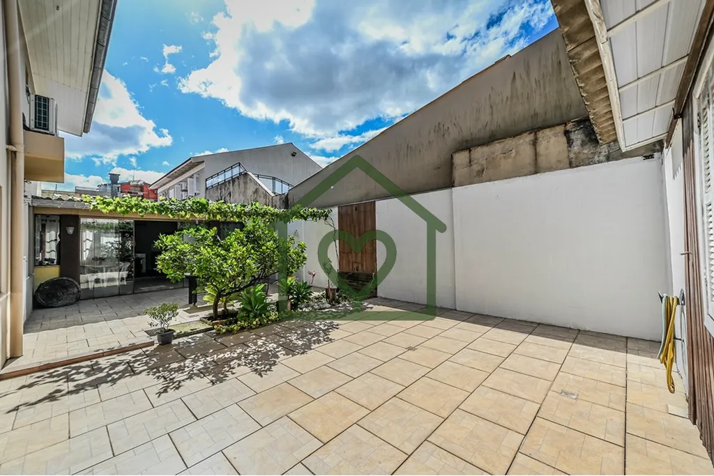 Imagem Ótima casa, com perfeita posição solar, podendo ser utilizadas concomitante comercial e residenci...