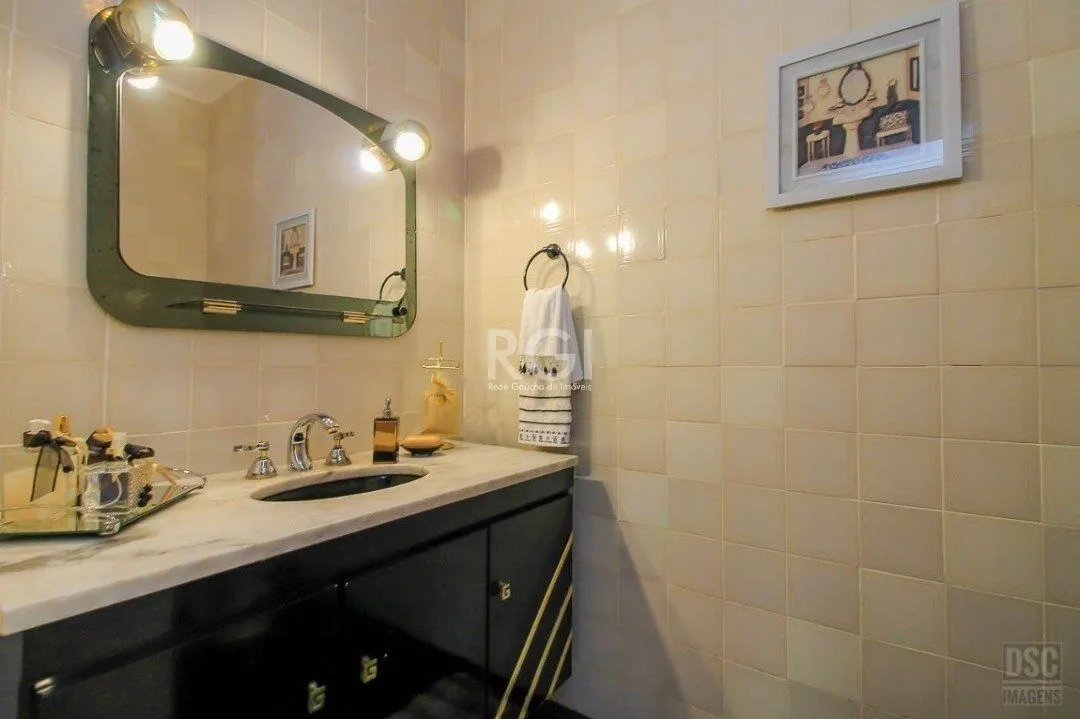 Imagem casa Living para 3 ambientes com lavabo, cozinha com pia e armários planejados