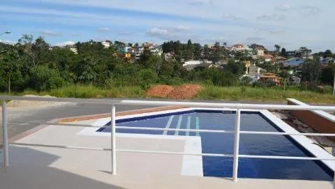 Imagem VENDA DE SOBRADO NO CONDOMÍNIO VERDES LAGOS, EM ARUJÁ/SP, com 453m², 05 suítes, piscina, churrasqueira, 03 salas e 04 vagas cobertas, CONSULTE-NOS.
