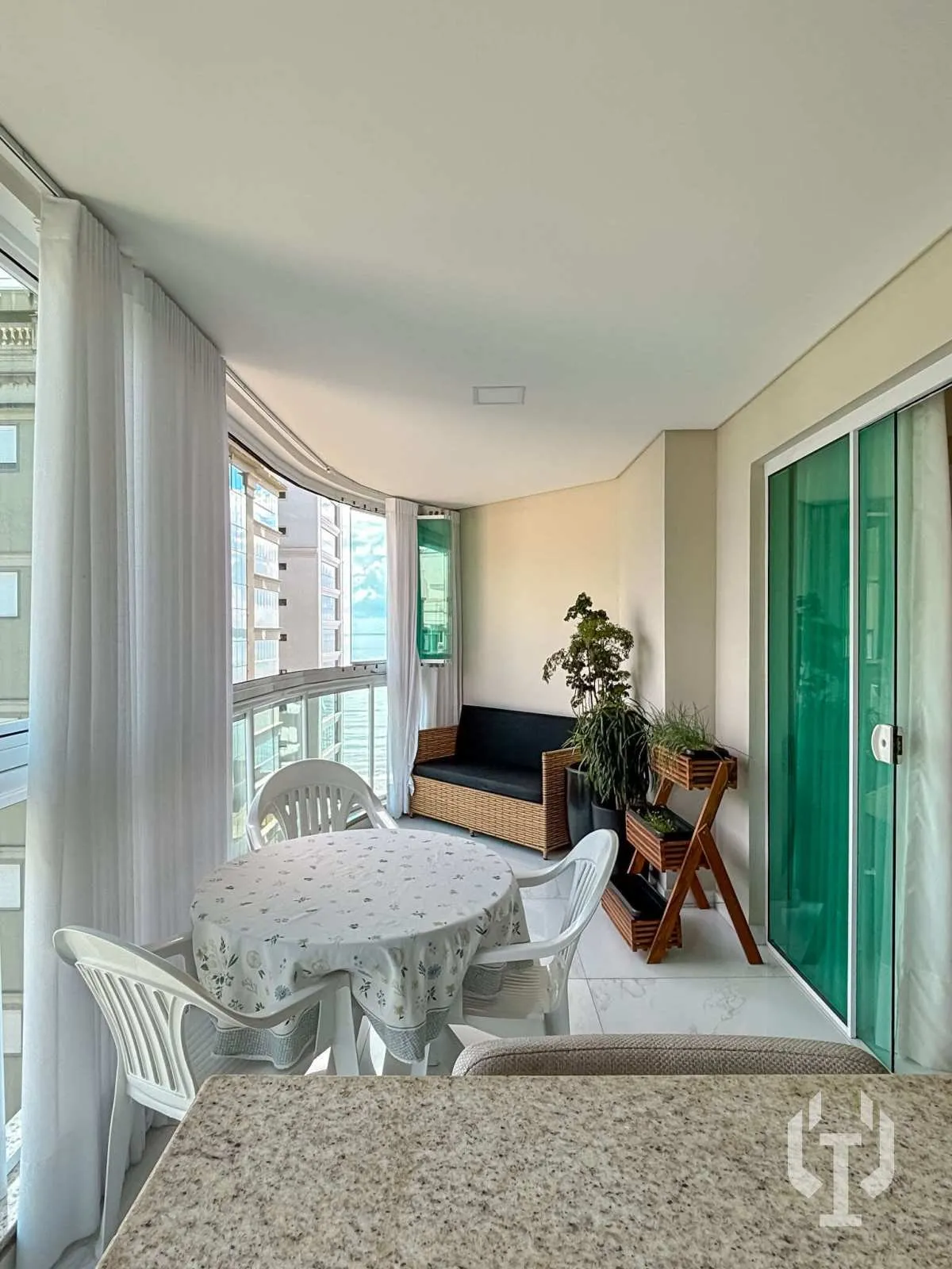 Imagem Apartamento de 4 suítes na quadra do mar em Meia Praia