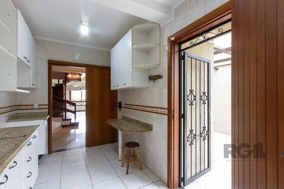 Imagem Casa de alvenaria, 3 dormitórios, 1 suíte e pátio com piscina, bairro Espírito Santo.