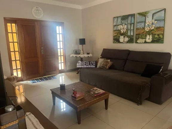 Imagem Casa à venda no bairro Fabrício, em Uberaba - 3 dormitórios, piscina e varanda!