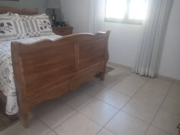 Imagem Casa com 4 Quartos e 4 banheiros à Venda, 228 m².