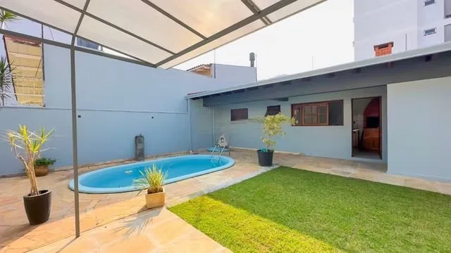 Imagem Casa térrea com 3 dormitórios, piscina, espaço gourmet com churrasqueira.