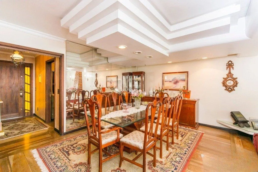 Imagem Casa de 333m² com 4 dormitórios, pátio com piscina, espaço gourmet com churrasqueira e 4 vaga de garagem no bairro Passo da Areia