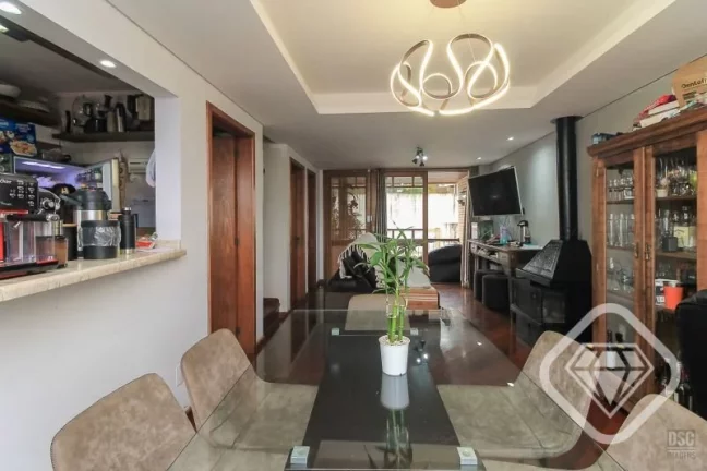 Imagem Casa em condomínio com vista, lareira e piscina - tranquilidade e privacidade na zona sul

A Brilha...