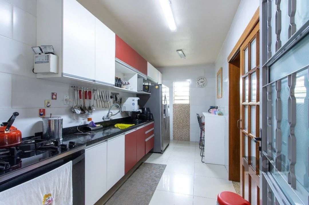 Imagem Sobrado, 3 quartos, 2 banheiros, pátio, 2 vagas, piscina - Bairro Vila Nova