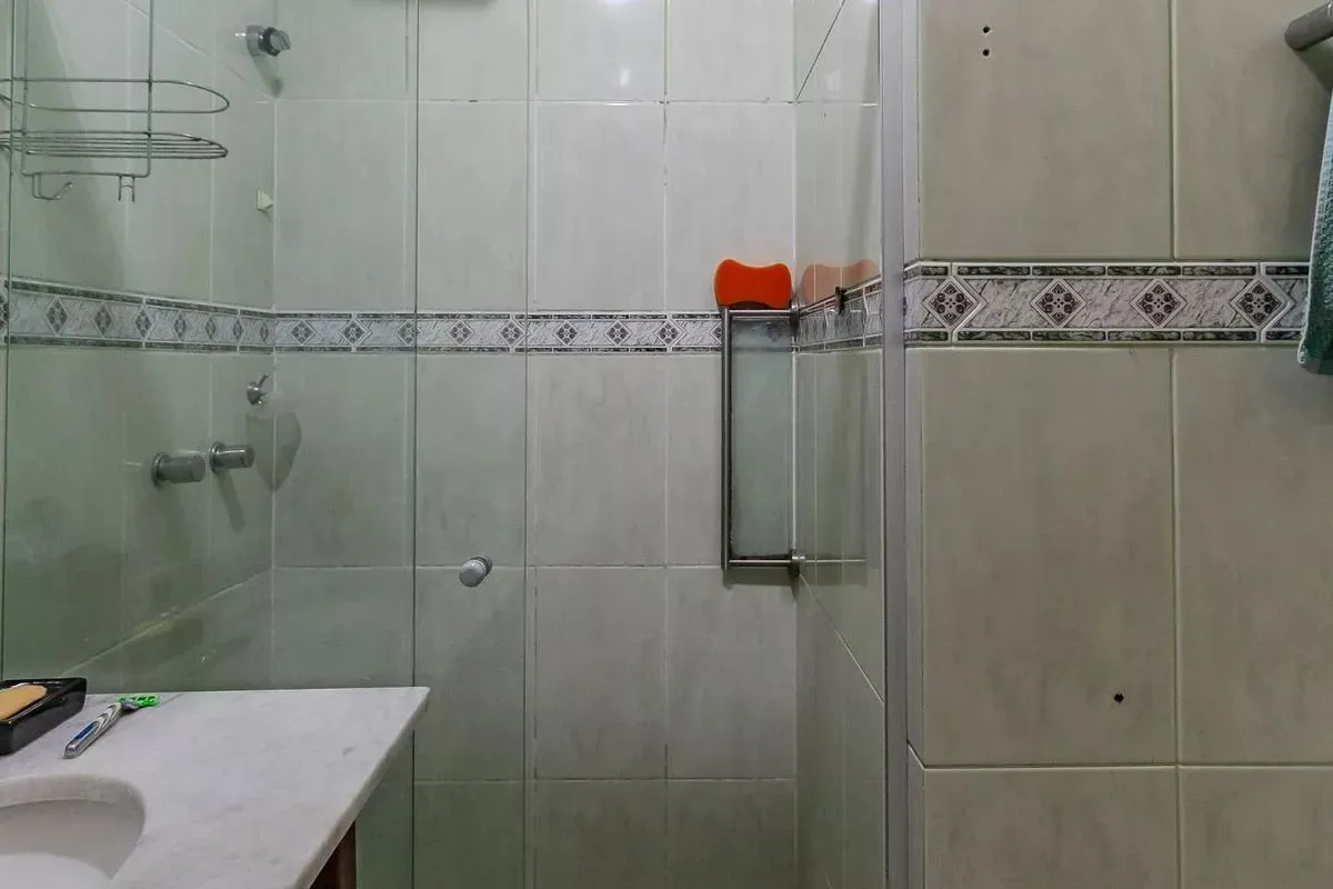Imagem Casa de condomínio, 3 dormitórios, 1 suíte e 2 vagas cobertas no bairro Teresópolis.