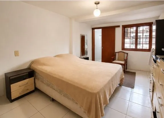 Imagem Casa 4 domitorios sendo uma suite com 6 vagas em 195m2 no bairro Guaruja.