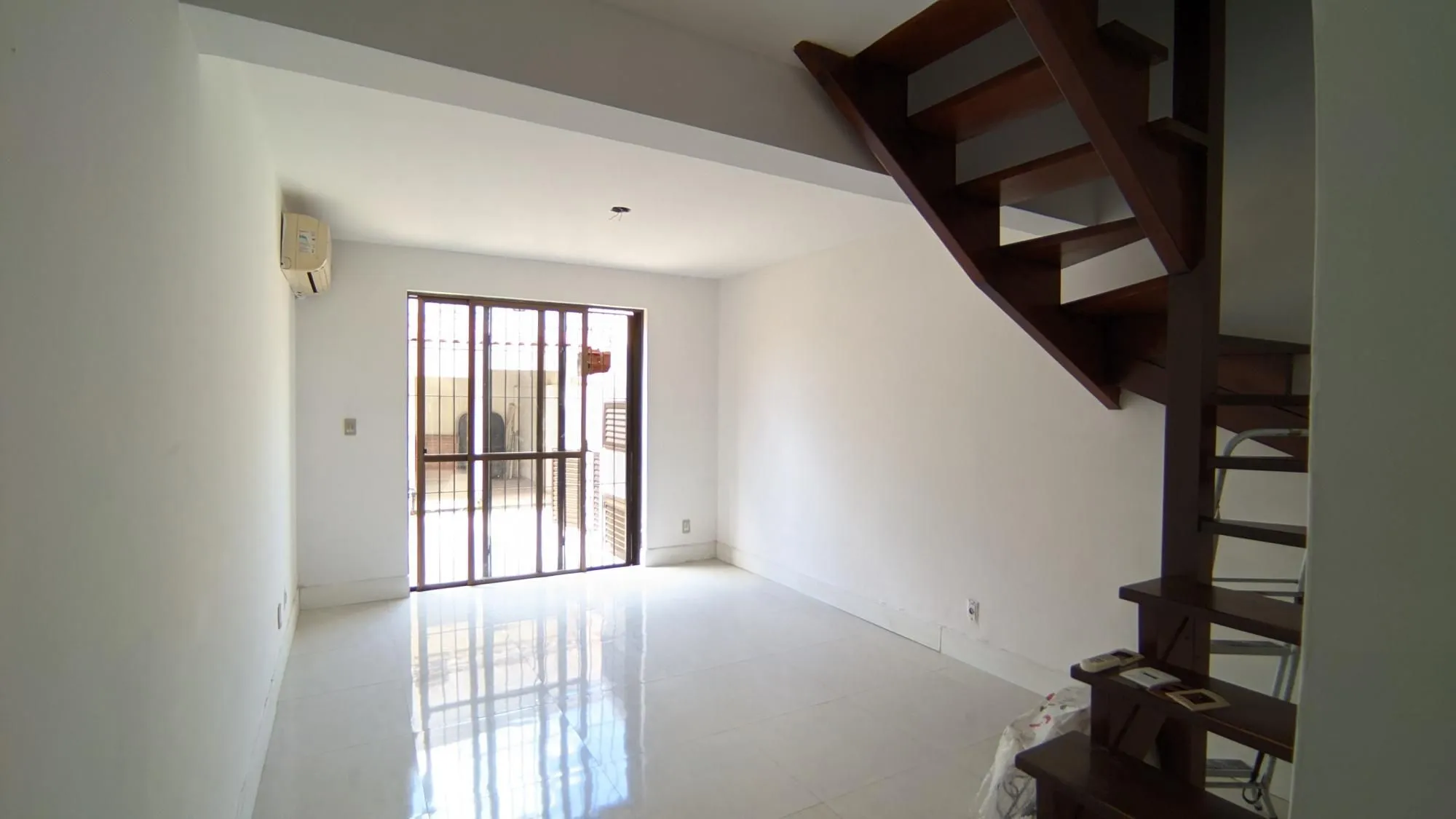 Imagem Casa de 3 Andares com Pátio e Churrasqueira Próxima ao Bourbon Country